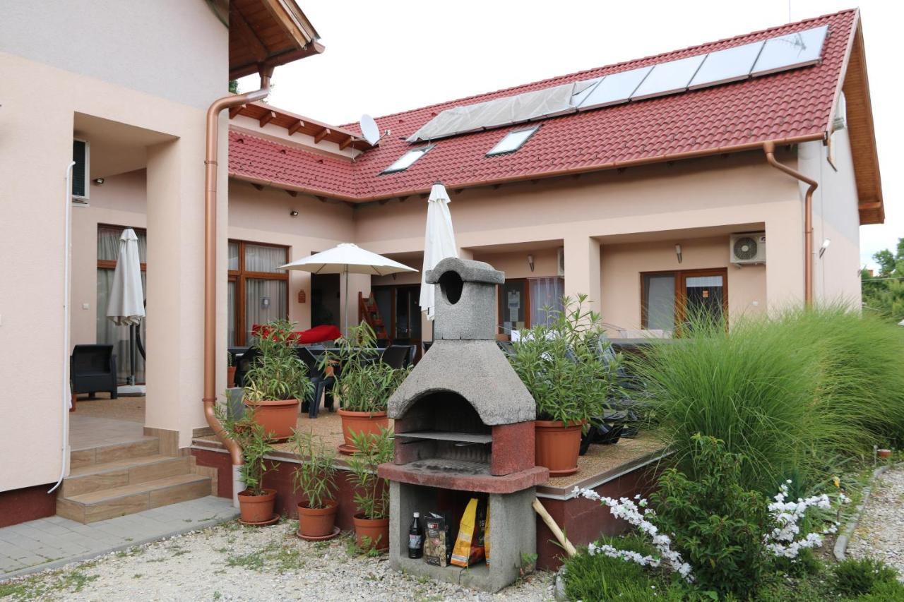 Hortobágyi Kemencés Vendégház Exterior foto
